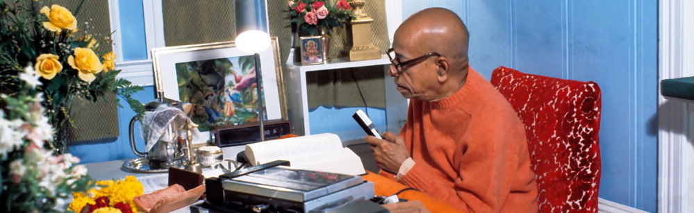 Śrīla Prabhupāda dictating